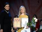 Министр Тульской области  О. Осташко награжнает дипломом победителя IIIстепени